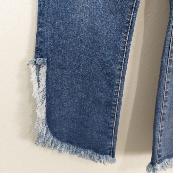 Venus High Rise Distressed Frayed Cropped Medium Wash Blue Denim Jeans Size 4. - Picture 5 of 9